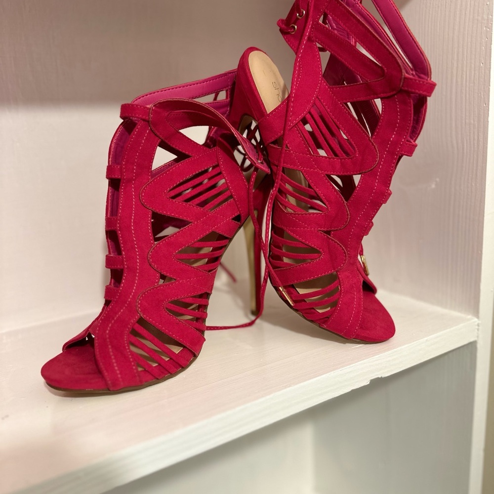 Hot pink US 10 sexy strappy heels 👠 come get them and feel sassy and pretty